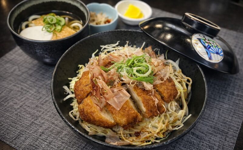 ソースチキンカツ丼とミニうどん