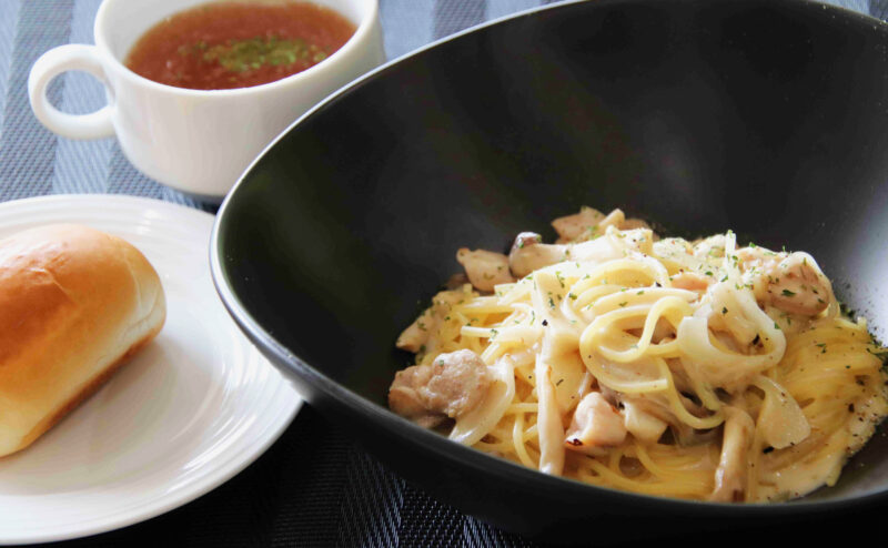 鶏とキノコのクリームパスタ