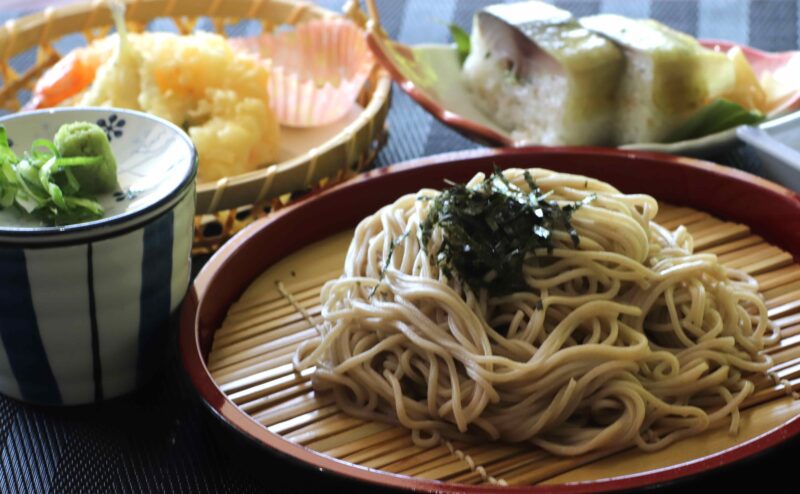 ざる蕎麦と鯖寿司